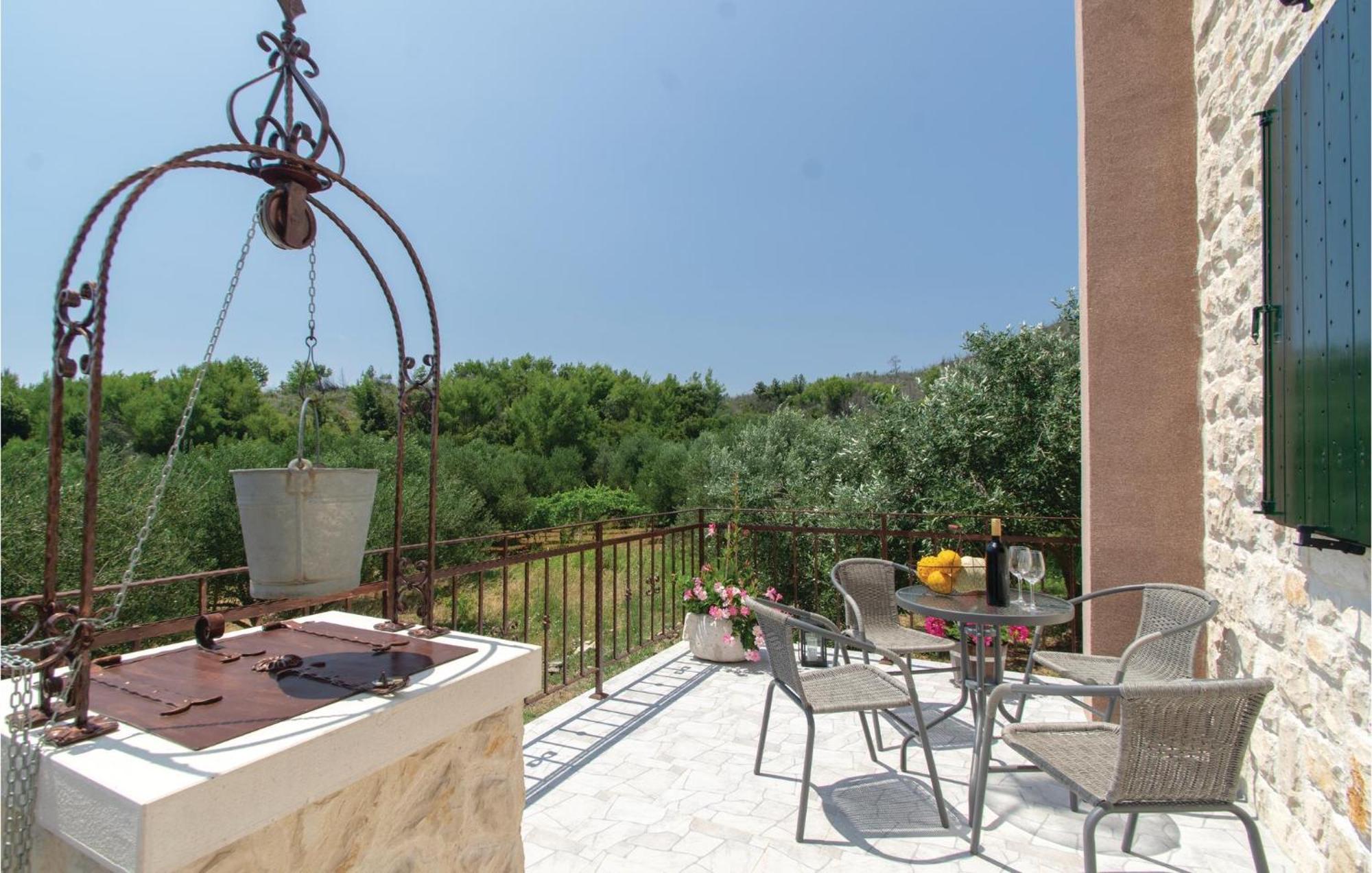 Awesome Home In Smokvica With Kitchen Exterior foto